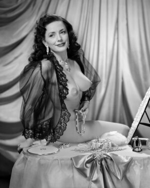 Evelyn West – Pose 3056