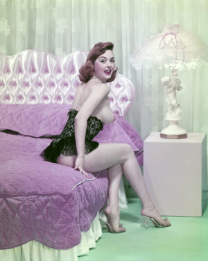 Neva Gilbert – Pose 3063