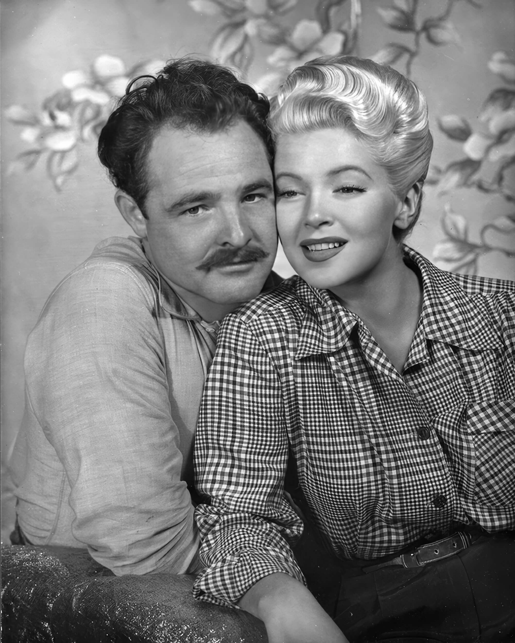 Tom Kelley with Lana Turner, in a warm portrait that reflects both friendship and Hollywood allure. Tom Kelley with Lana Turner, in a warm portrait that reflects both friendship and Hollywood allure.